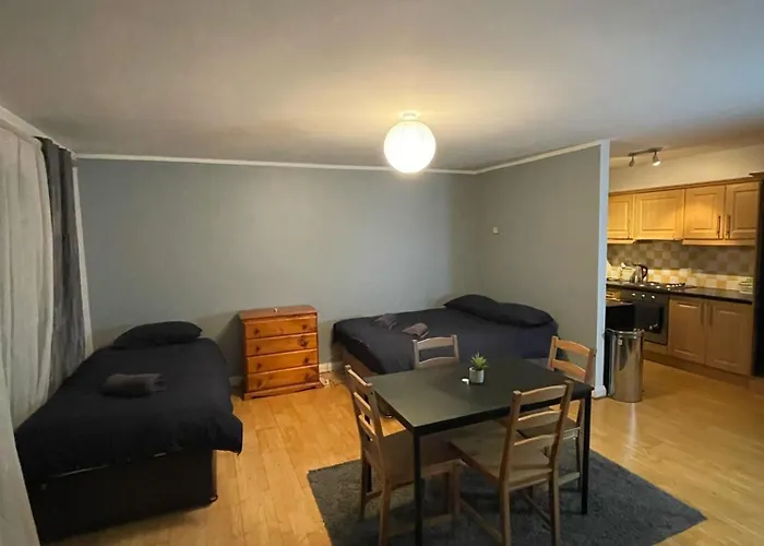 Spacious 2 Bedroom Apartment Near The Spire