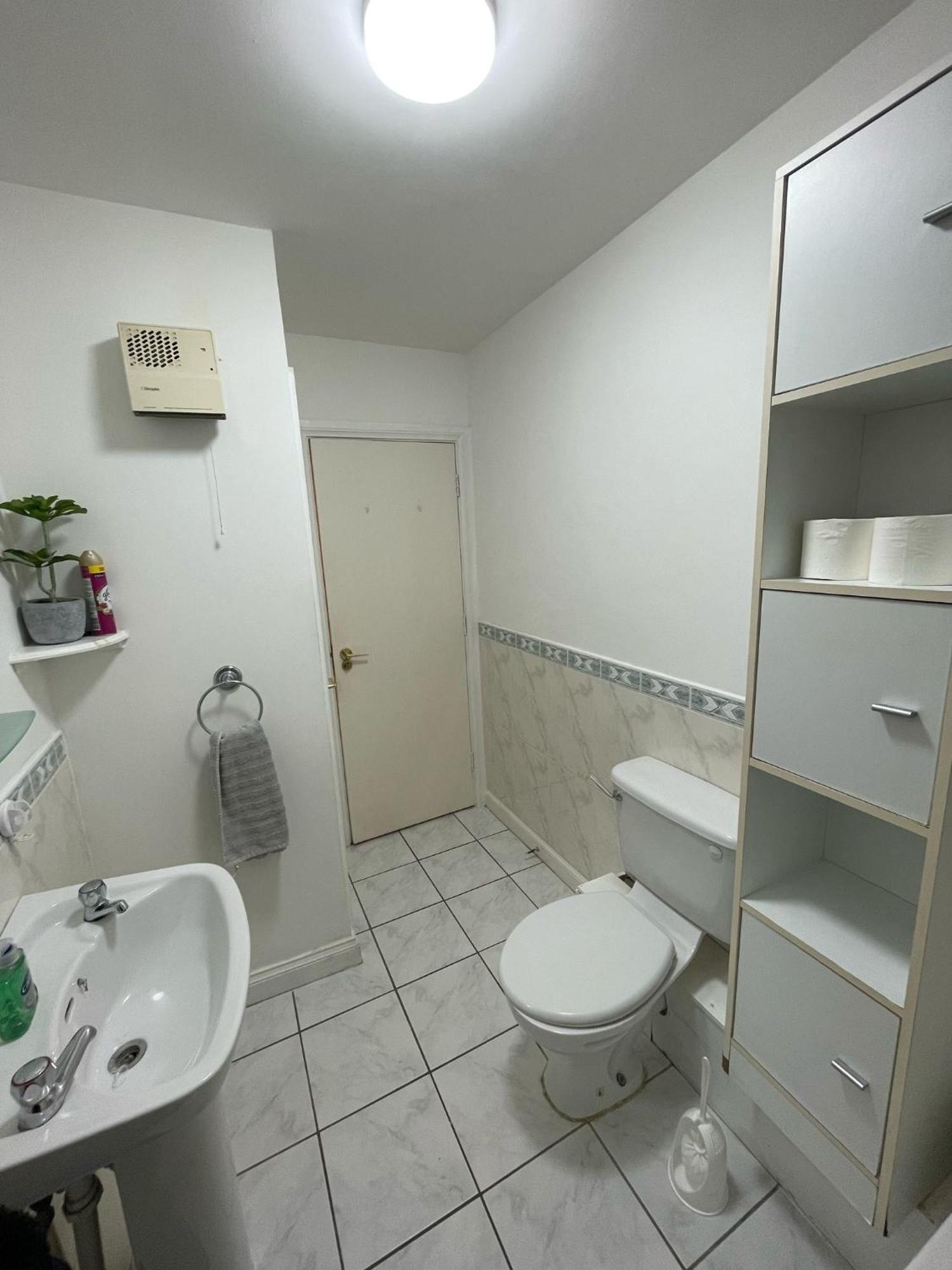 Spacious 2 Bedroom Near The Spire Apartment