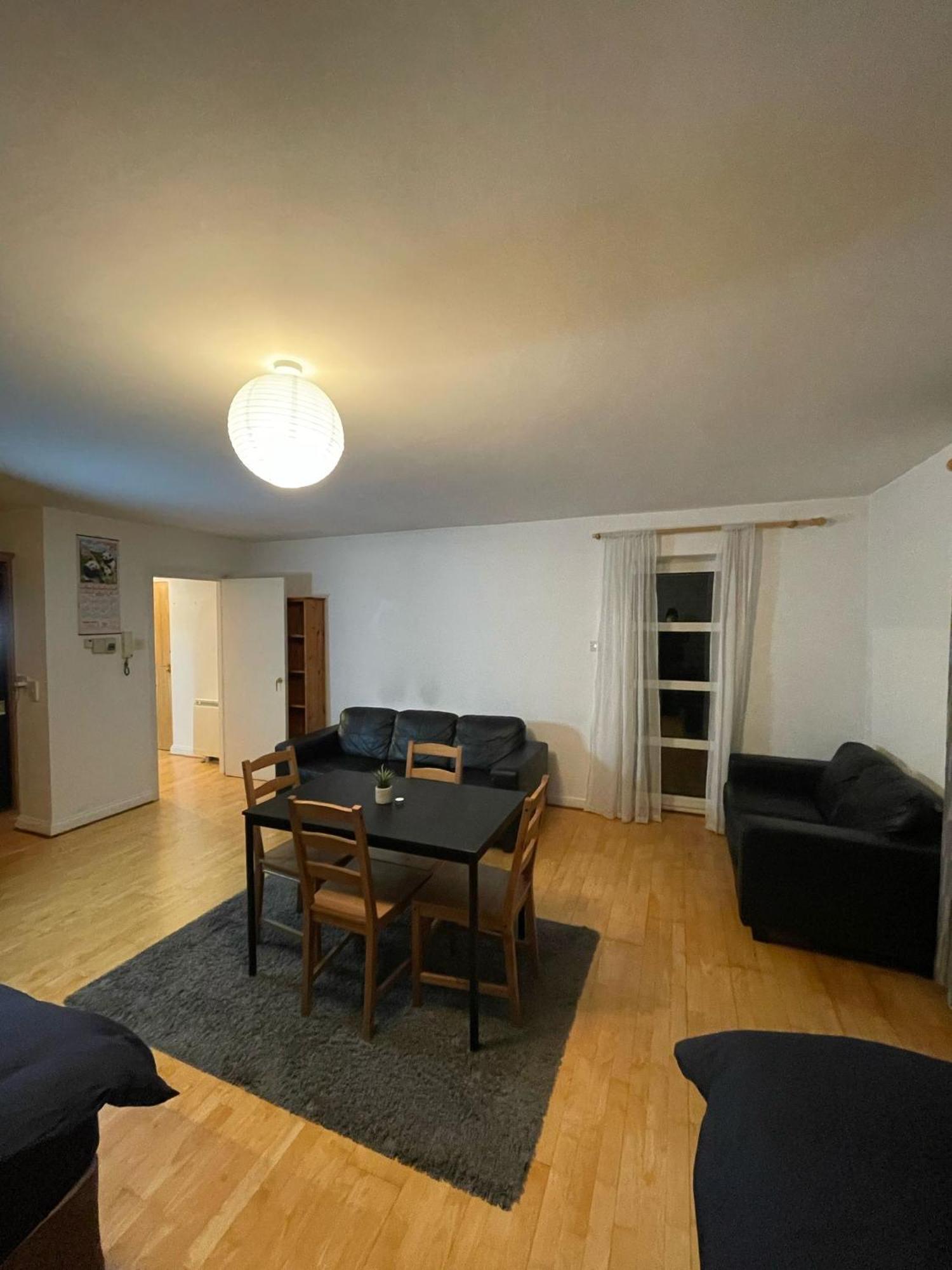 Spacious 2 Bedroom Near The Spire Apartment
