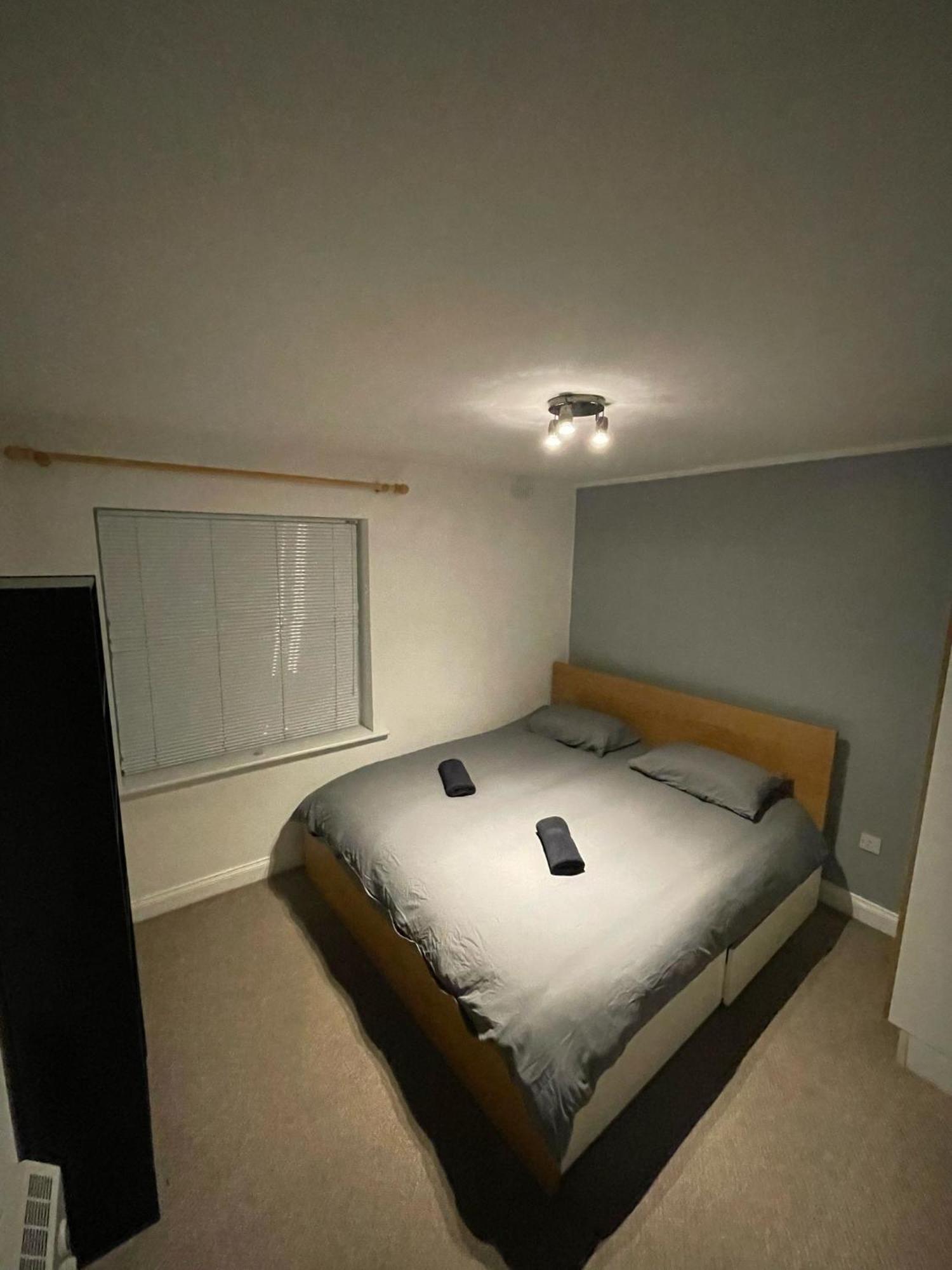 Spacious 2 Bedroom Near The Spire Apartment *