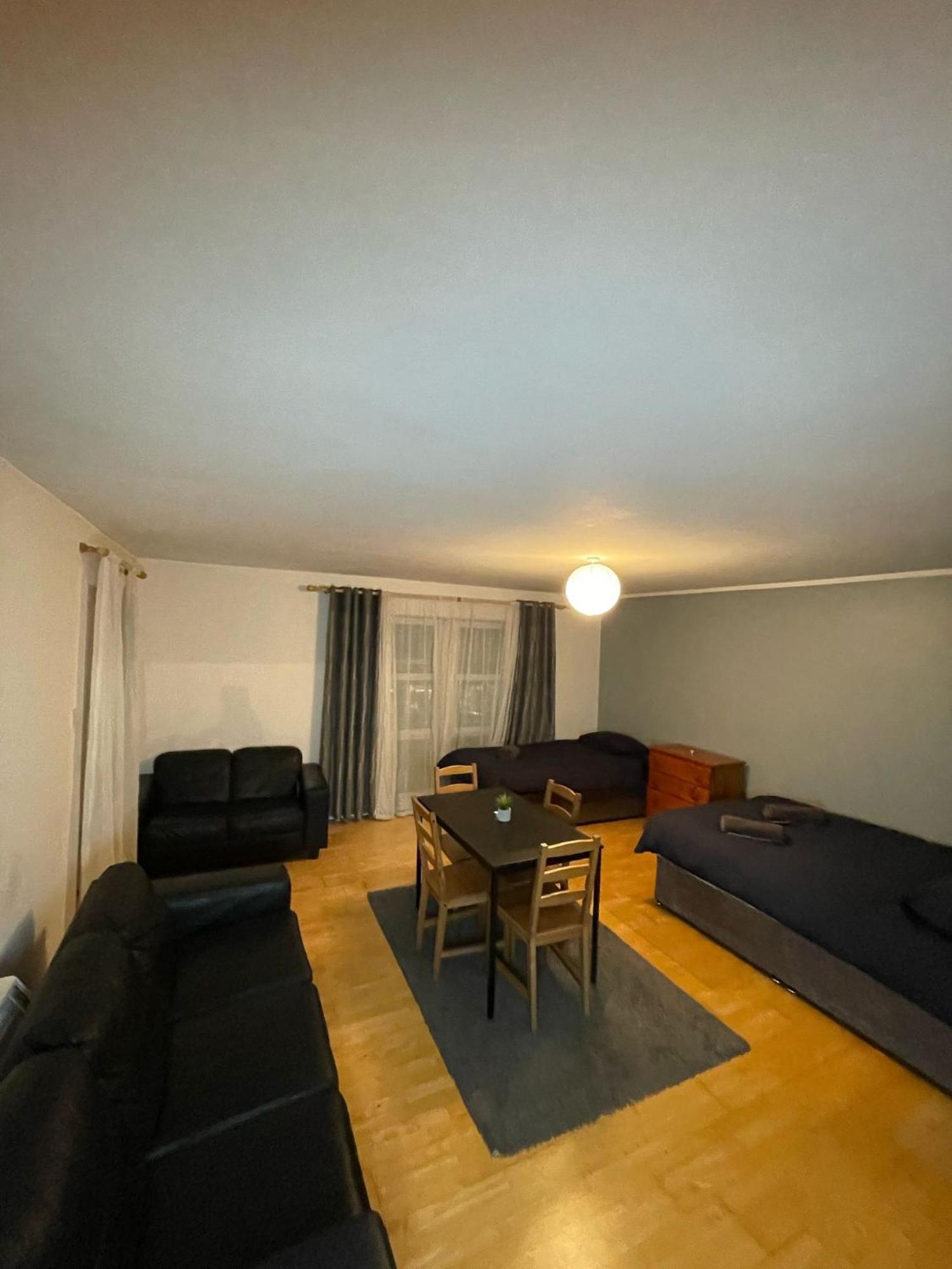 Spacious 2 Bedroom Near The Spire Apartment *